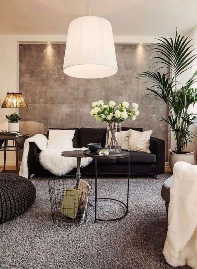 41. Aqui foi mesclado modernidade e sofisticação para sala decorada com puff de crochê e manta para sofá preto – Foto: Pinterest