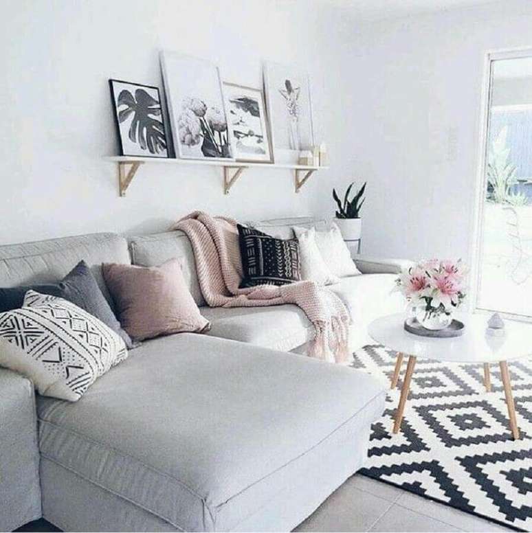 42. Decoração com estilo moderno e minimalista para sala de estar com tapete preto e branco e manta para sofá grande – Foto: Pinterest