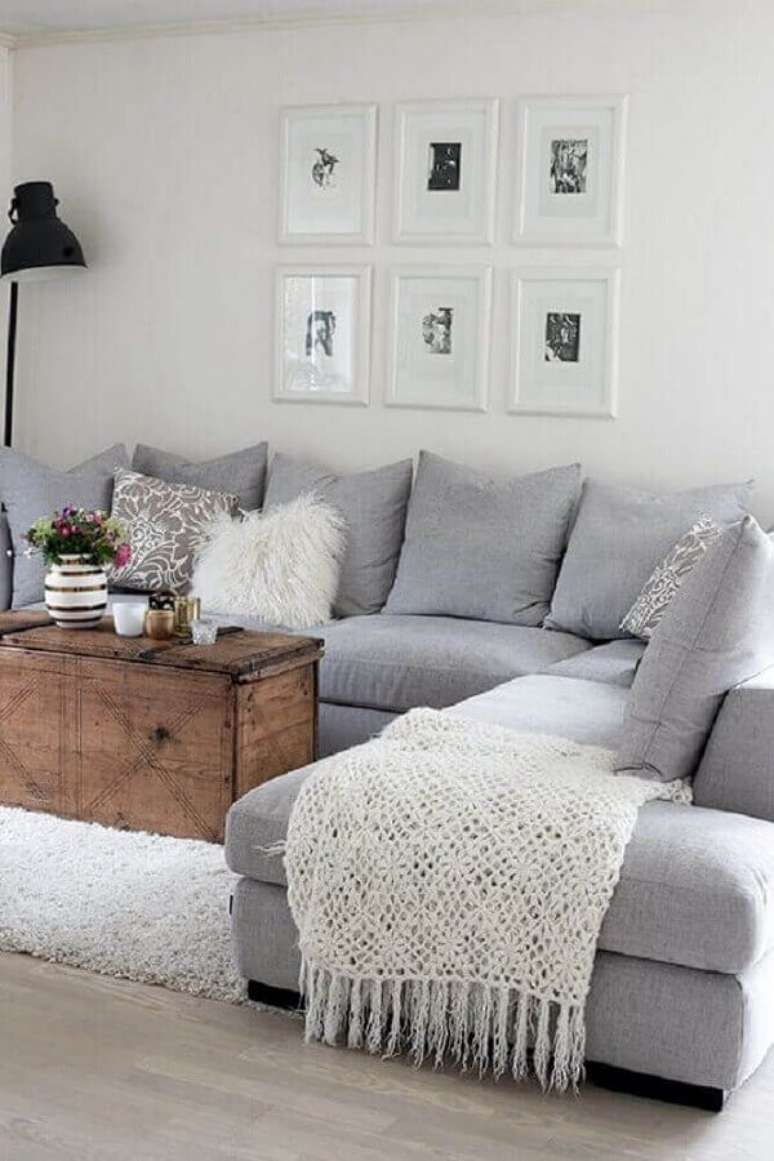 49. A manta de crochê para sofá é perfeita para quem quer colocar um item artesanal na decoração da sala de estar – Foto: Pinterest