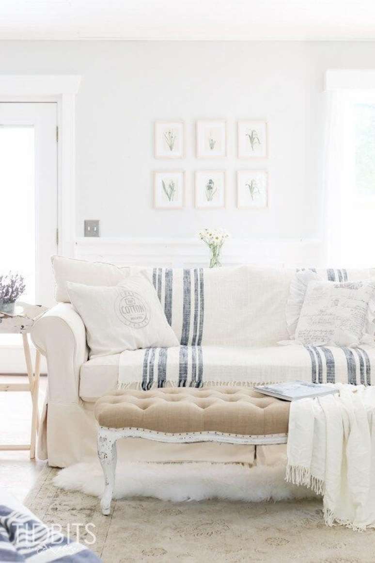 53. Decoração para sala toda branca com manta para sofá – Foto: Home Studio List