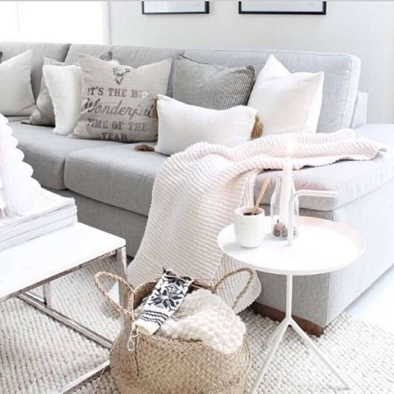 54. Além de levar mais beleza para a decoração, a manta para sofá também é responsável por deixar o ambiente mais aconchegante – Foto: We Heart It