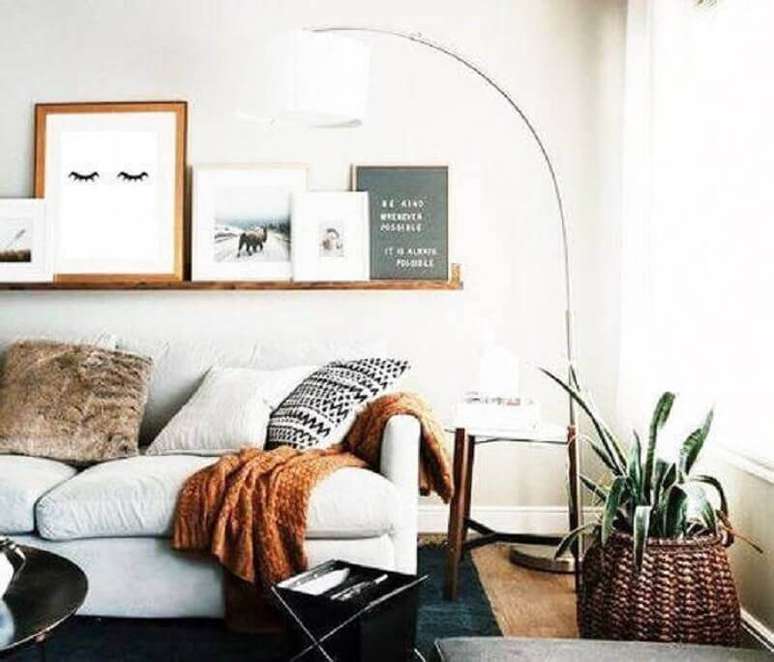 55. Decoração para sala de estar com tapete preto e manta para sofá branco – Foto: Trend4homy