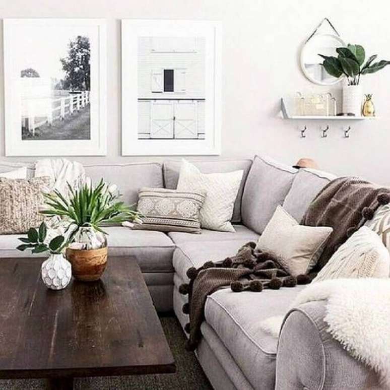 56. Decoração para sala de estar com mesa de madeira e manta para sofá de canto com muitas almofadas – Foto: MediaSfera