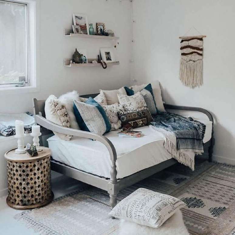 61. Decoração simples para sala com manta para sofá pequeno – Foto: May Kamsch
