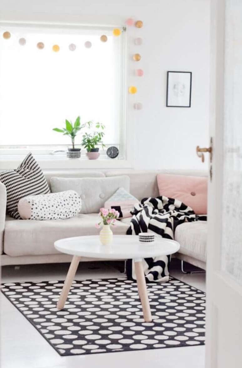 64. Decoração simples para sala com tapete preto e branca e manta para sofá de canto – Foto: Pinterest
