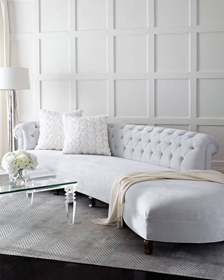 66. Decoração sofisticada para sala de estar com mesa de vidro e manta para sofá grande – Foto: Neiman Marcus