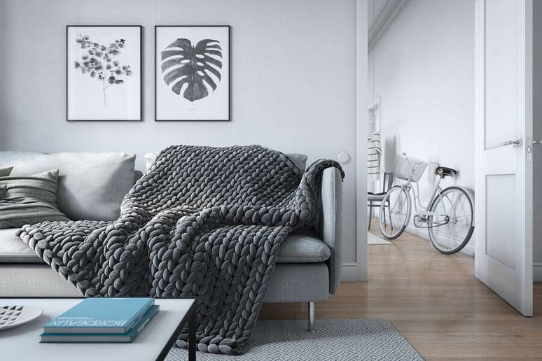 69. A maxi manta de crochê para sofá é tendência no universo da decoração – Foto: Behance