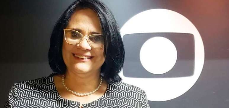 A ministra Damares Alves postou nas redes sociais foto tirada ao lado da logomarca da Globo