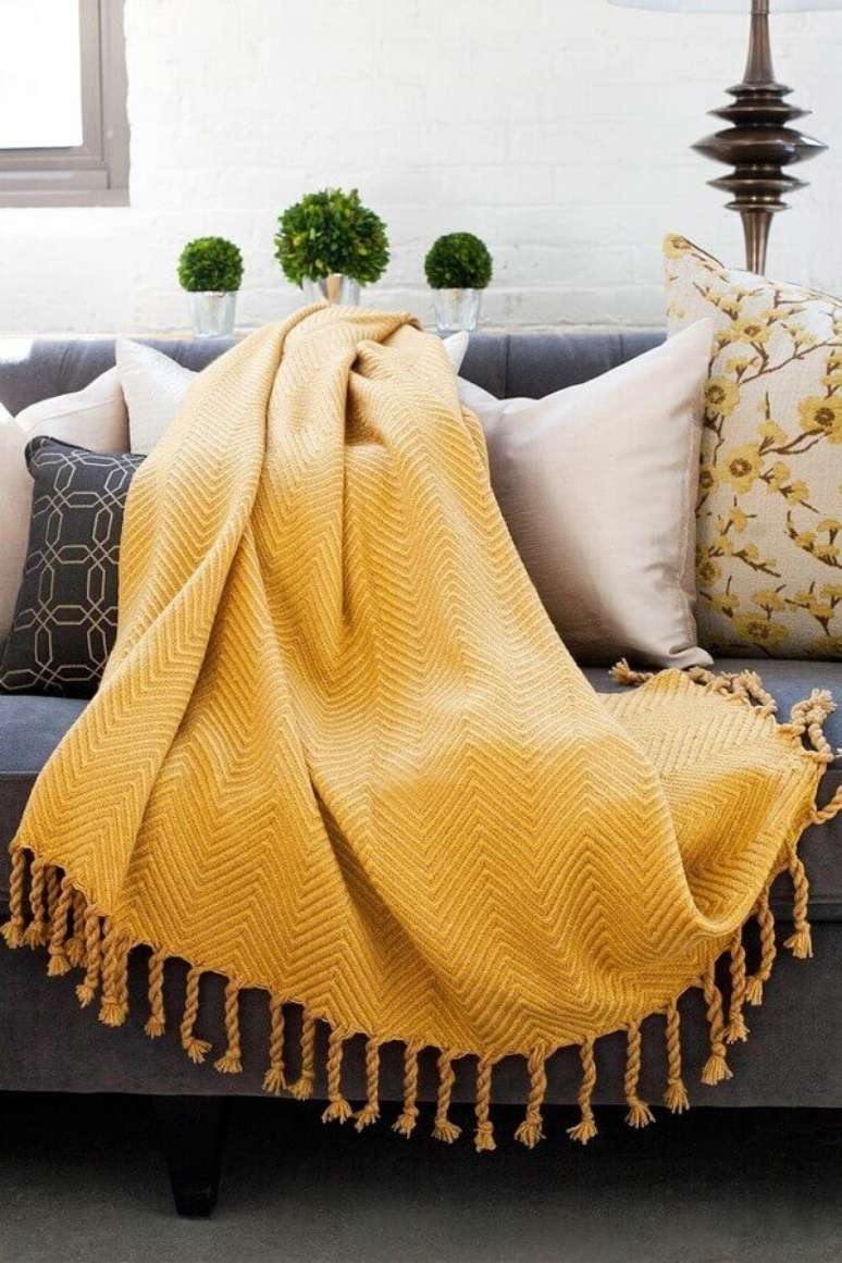 70. É importante que a cor da manta para sofá combine com o resto da decoração do ambiente – Foto: Pinterest