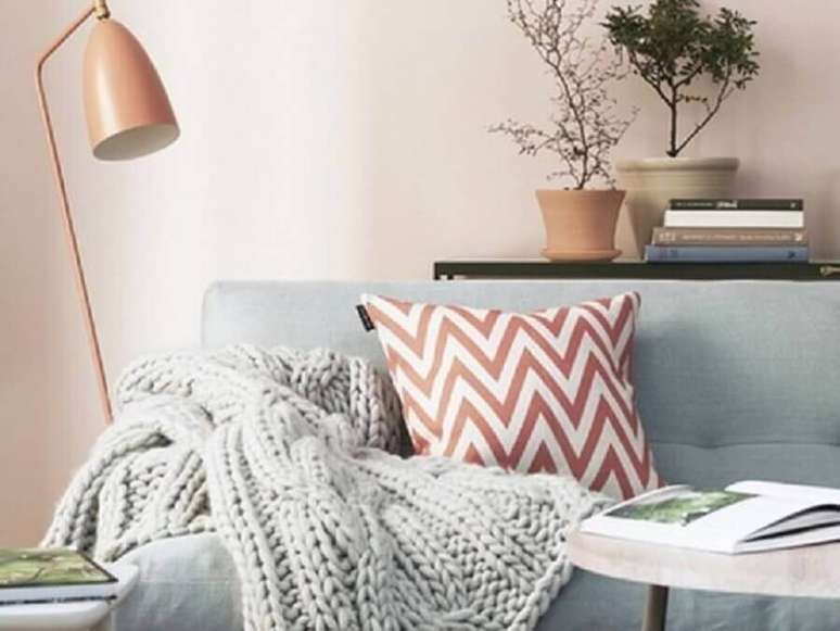 71. Modelo de manta de crochê para sofá cinza em sala com decoração em tons de rosa – Foto: Solvence