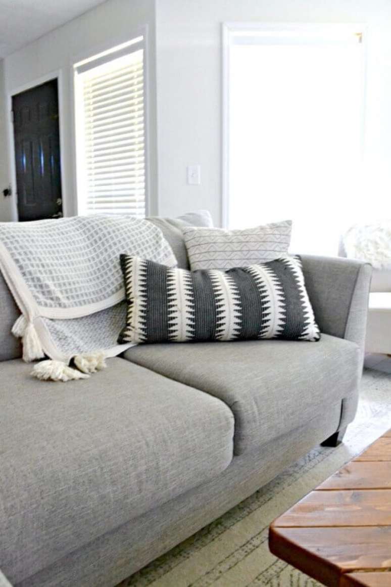73. Decoração para sala com manta para sofá cinza – Foto: Pinterest
