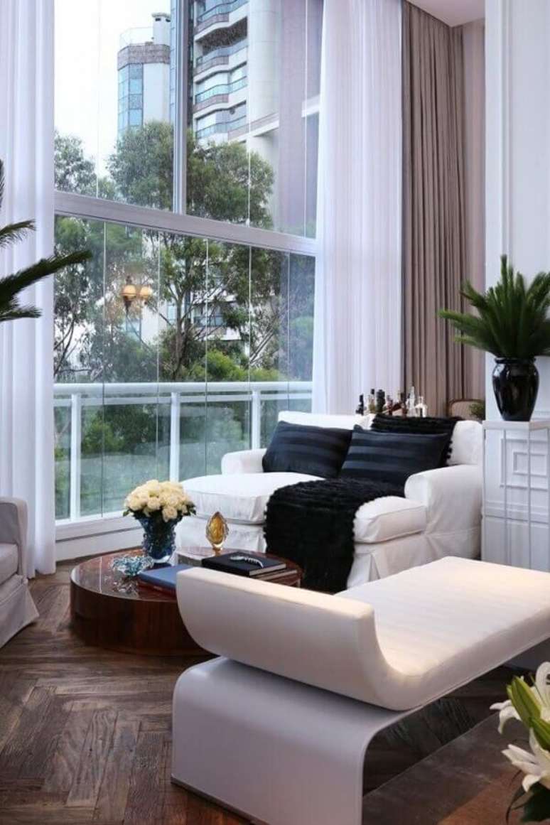 76. Decoração sofisticada para sala com manta preta para sofá branco – Foto: Maurício Karam