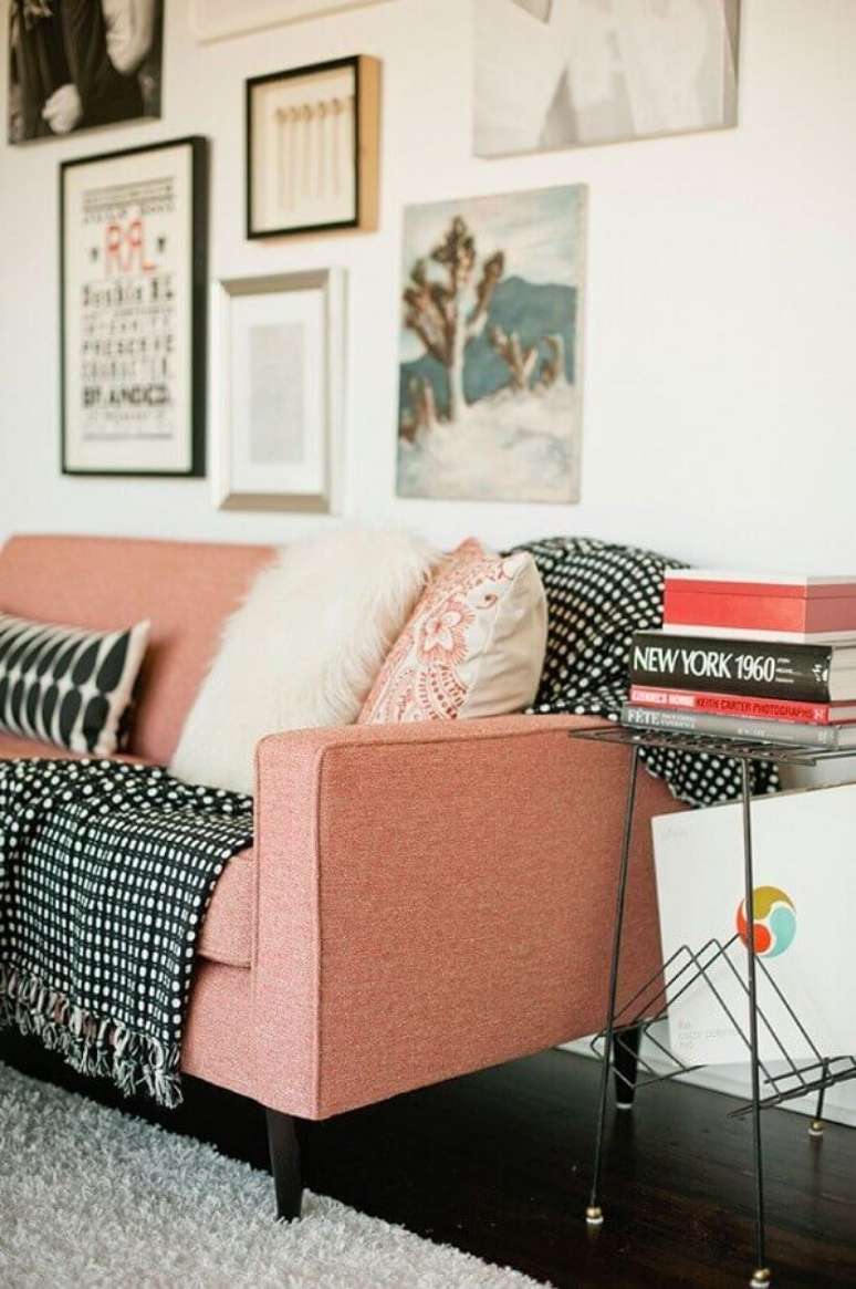 78. Decoração com manta para sofá rosa – Foto: Apartment Therapy