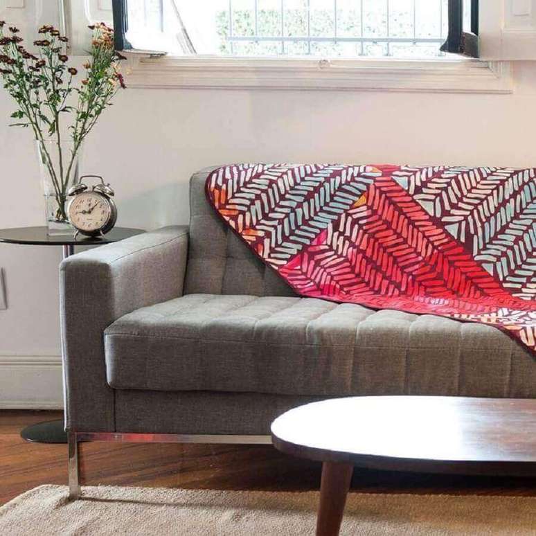 5. É importante escolher a manta para sofá que mais combine com a personalidade dos moradores da casa e que também combine com a decoração do ambiente – Foto: Assetproject