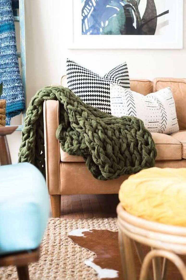 79. Decoração ma manta de crochê para sofá – Foto: Decor Hint