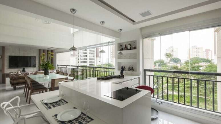 5- A sacada de vidro n&atilde;o interfere na decora&ccedil;&atilde;o clean do ambiente. Fonte: Gazeta do Povo