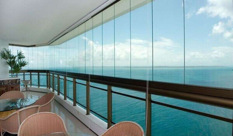 45- A sacada de vidro é ideal para desfrutar a paisagem externa. Fonte: Revista Vidro Impresso