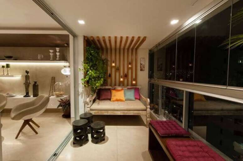 8- A varanda de vidro é um espaço ideal para descansar ou receber os amigos. Fonte: Construindo Minha Casa Clean