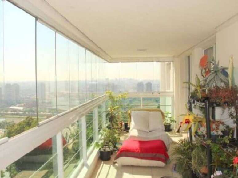 48- A sacada de vidro com plantas &eacute; uma excelente &aacute;rea de descanso. Fonte: Pinterest