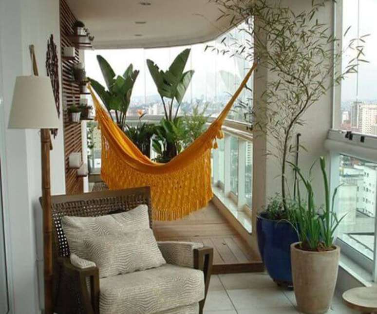 11- Na sacada de vidro a entrada de vento pode ser controlada. Fonte: Para&iacute;so das Redes