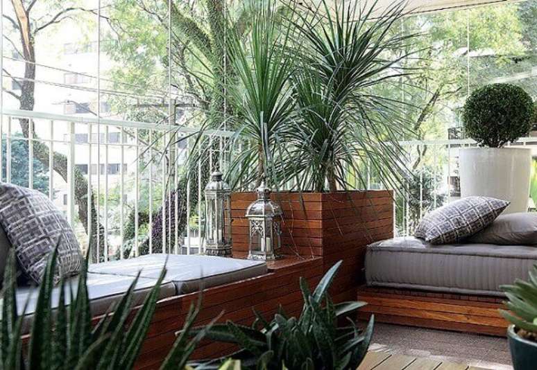 13- A sacada de vidro com sistema de l&acirc;minas permite a abertura total da varanda. Fonte: Pinterest