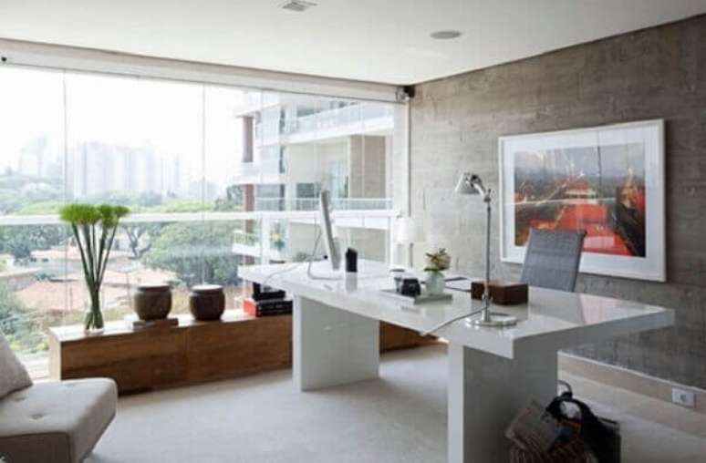 42- Na sacada de vidro é possível criar um ambiente de escritório. Fonte: Pinterest