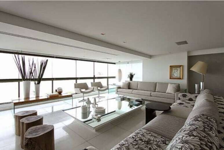 22- Na sala ampla e moderna a sacada de vidro integra o ambiente. Fonte: Decor Salteado