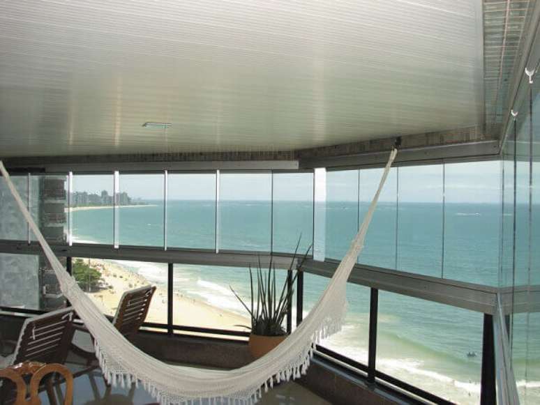 25- A sacada de vidro permite avistar a paisagem. Fonte: Curitiba Box