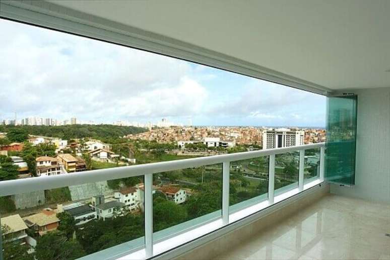 27- As l&acirc;minas com rod&iacute;zios e trilhos permitem a abertura total da sacada de vidro. Fonte: Esquadrias de Alum&iacute;nio Itajai