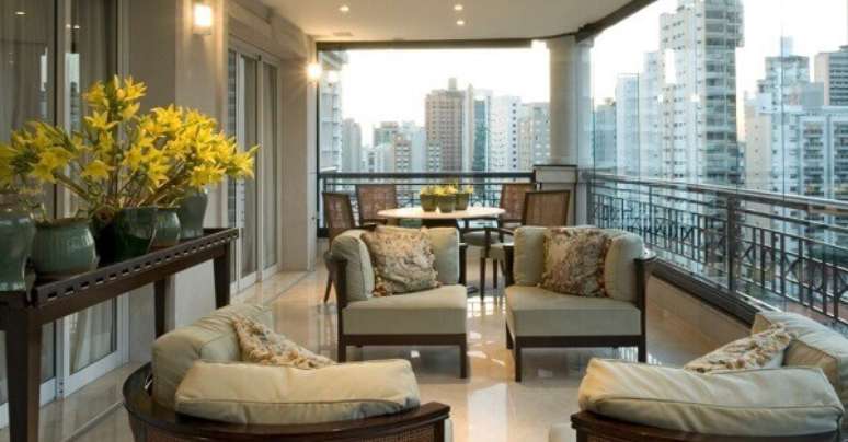 46- A sacada de vidro proporciona conforto t&eacute;rmico ao ambiente. Fonte: Nova Trento Empreendimento Imobili&aacute;rios