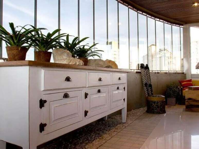 35- A sacada de vidro foi decorada com m&oacute;veis em estilo vintage. Fonte: Dicas e Decora&ccedil;&atilde;o