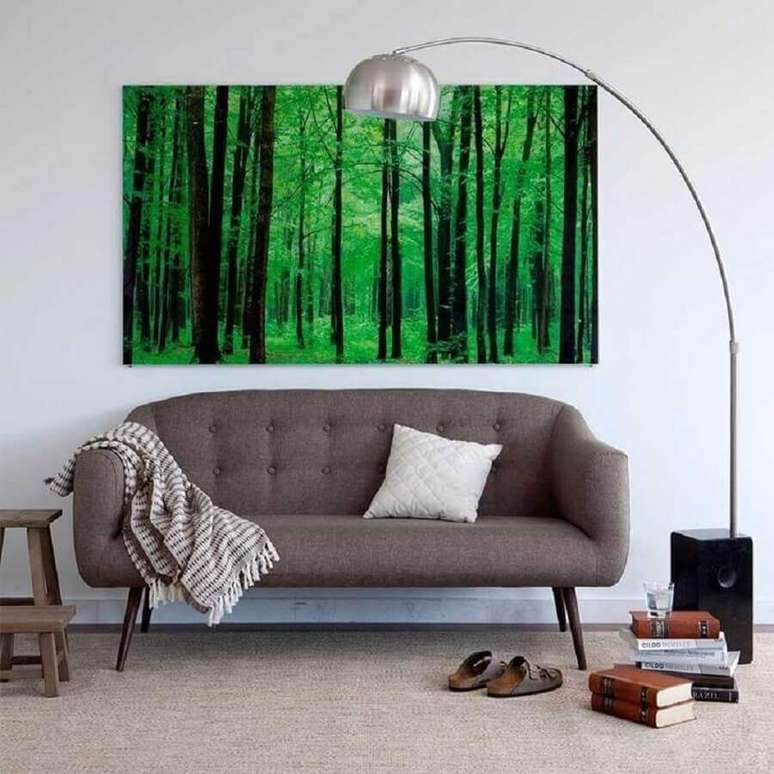 81. Sala decorada com grande quadro verde e manta para sofá com design moderno – Foto: Mobiliário DAF