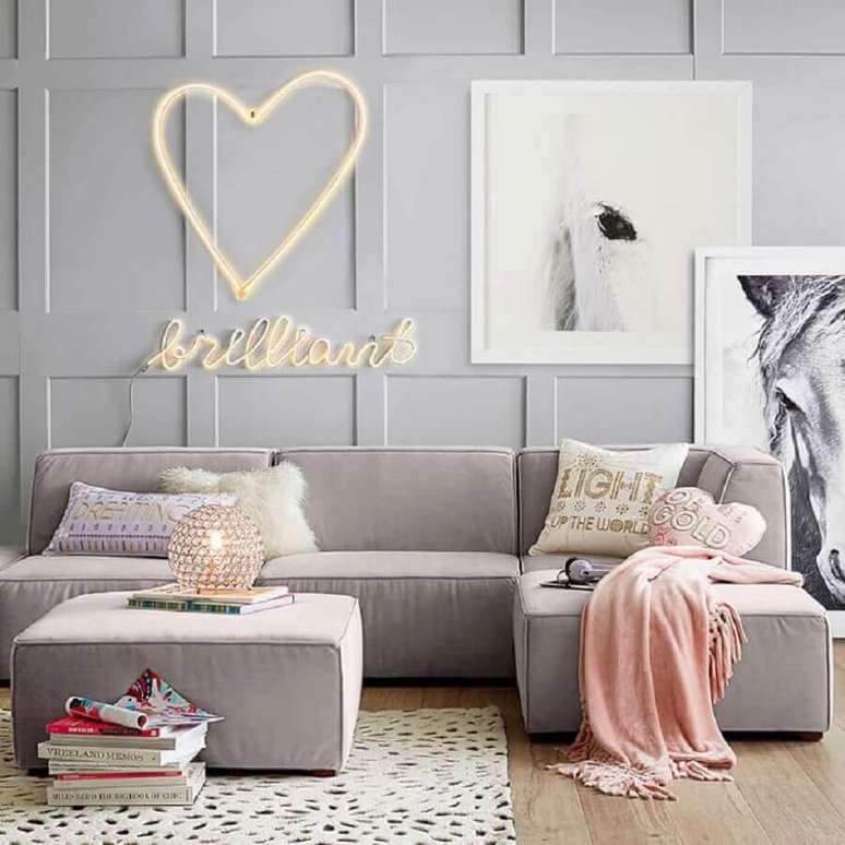 84. Sala decorada com quadro grande e manta rosa para sofá de canto – Foto: Mumbly World