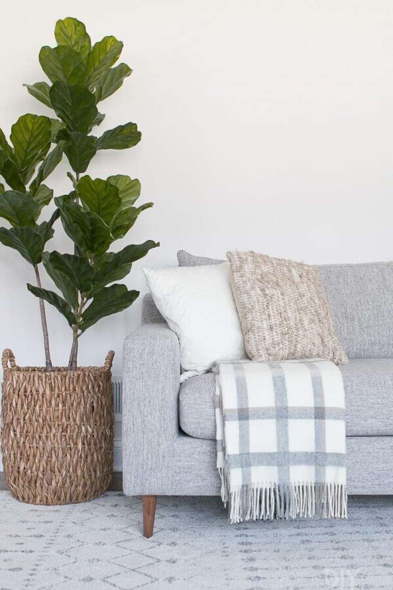 85. Decoração para sala com manta para sofá cinza – Foto: Pinterest