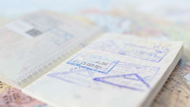 Folhas de passaporte com selos e datas