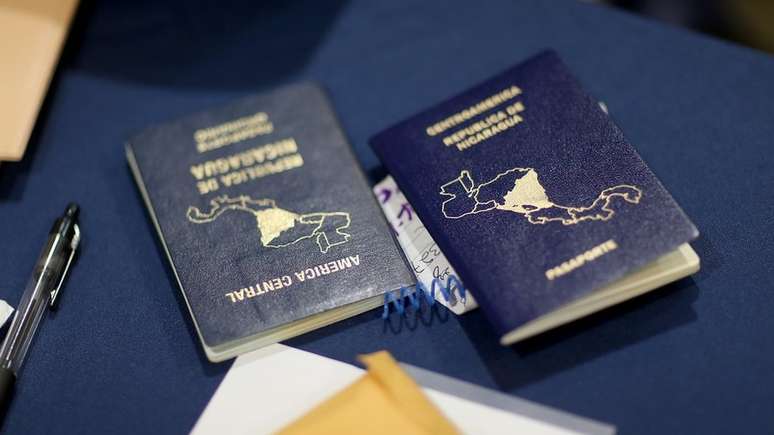 Dois passaportes da Nicarágua sobre mesa