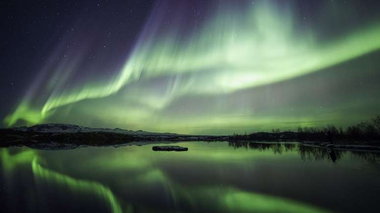 Aurora boreal sobre parque nacional do lago Thingvellir