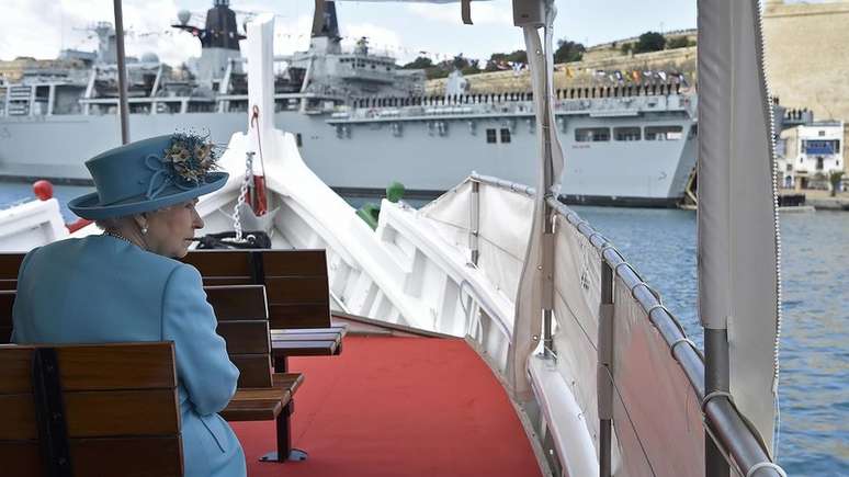 A Rainha Elizabeth II a bordo de um barco em Malta