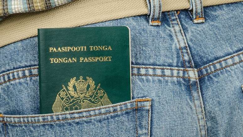 Passaporte de Tonga no bolso de uma calça jeans