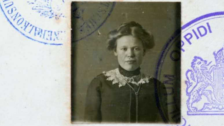 Foto em preto e branco de mulher em passaporte