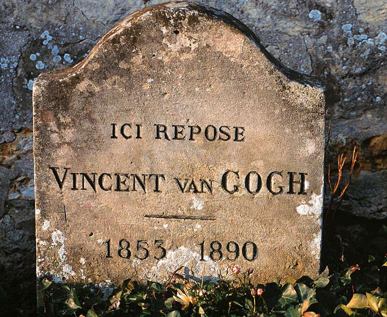 'Aqui repousa Vincent van Gogh', diz a lápide do pintor, enterrado ao lado de seu irmão, Theo, em Auvers-sur-Oise