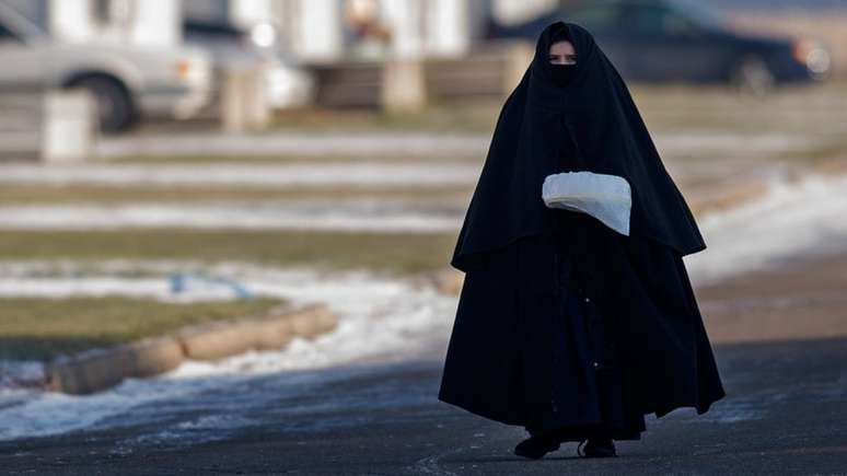 Alguns jornais de Israel comparam o Lev Tahor ao Talebã por causa das roupas que as mulheres têm que usar