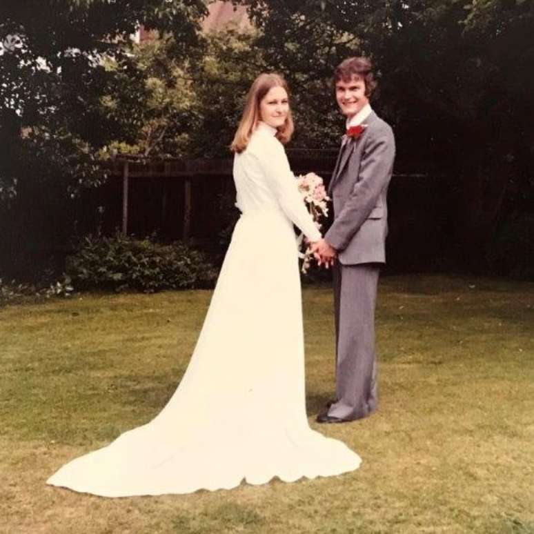 Sally e Richard em seu casamento, em 1979; filho diz que ela vivia 'presa' ao marido