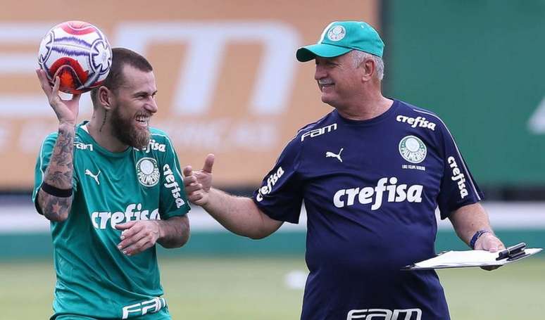 Lucas Lima e Felipão conversam em treino na Academia de Futebol