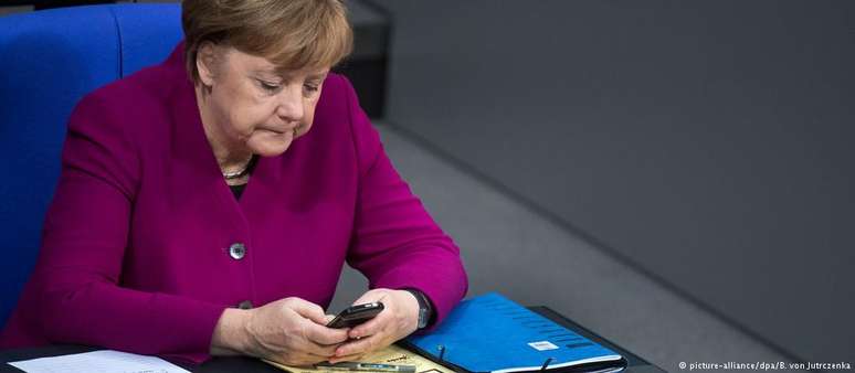 Merkel esteve entre os centenas de políticos alemães que tiveram seus dados roubados e divulgados on-line