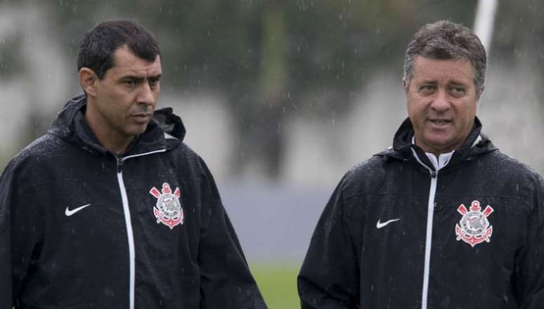 Preparador físico Walmir Cruz ao lado do técnico Fábio Carille em treino do Timão (Foto: Daniel Augusto Jr)