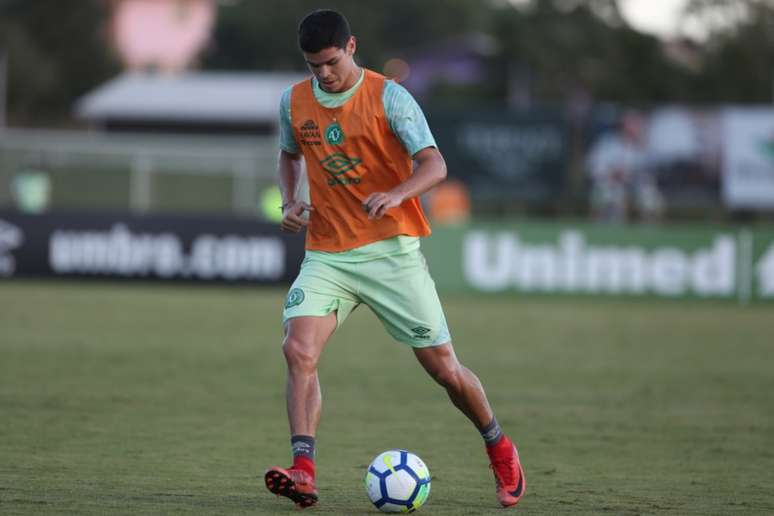 O lateral-esquerdo Vinicius Freitas renovou seu contato com a Chapecoense (Foto: Divulgação/Chapecoense)