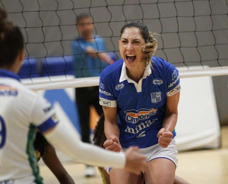 Carol Gattaz comemora vitória sobre o Praia Clube (Foto: Divulgação/Minas)