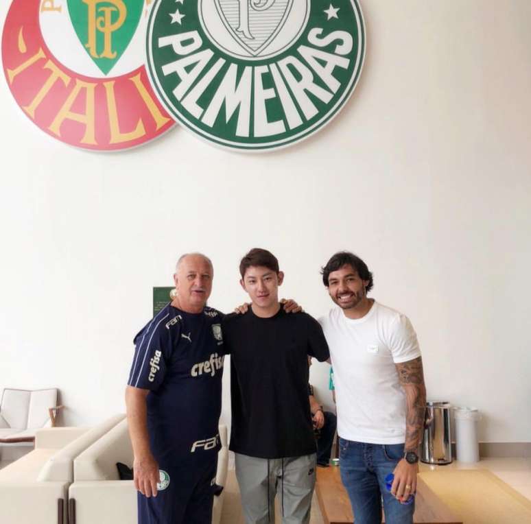 Luiz Felipe Scolari tirou foto com o tradutor do Guangzhou, Nuno Gongsong, e Goulart (Foto: Reprodução)