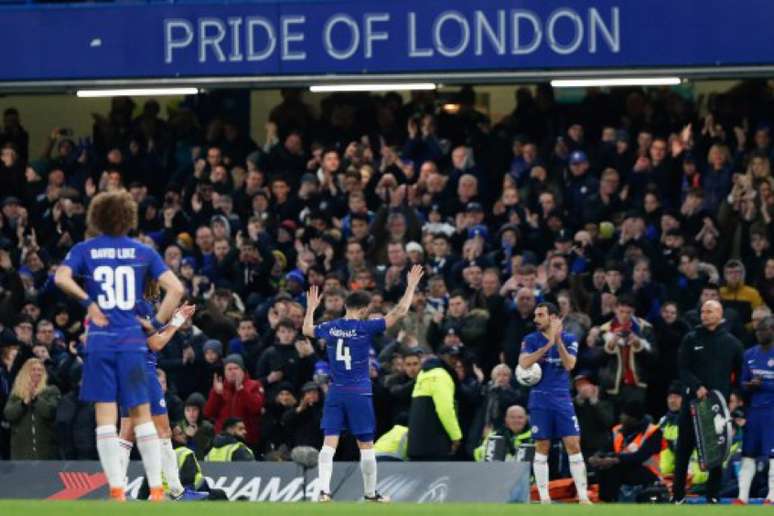 Fàbregas deixa o campo contra o Forest e dá sinais de sua despedida do Chelsea (Foto: Adrian Dennis / AFP)